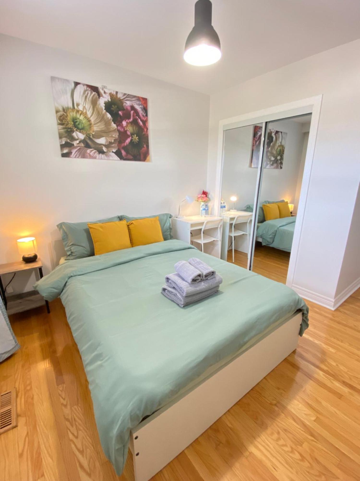 Отель Sunny House - Main Floor, Free Parking, In Торонто Экстерьер фото
