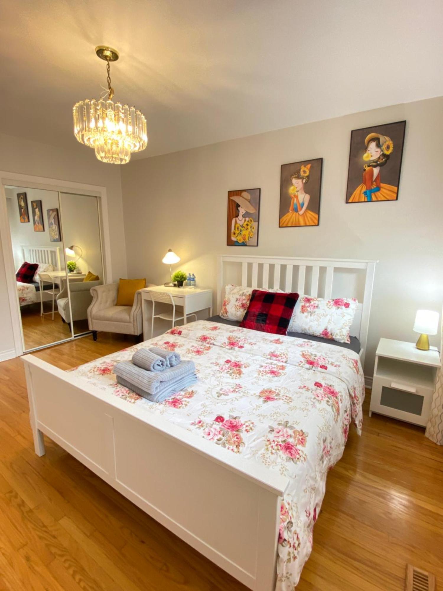 Отель Sunny House - Main Floor, Free Parking, In Торонто Экстерьер фото
