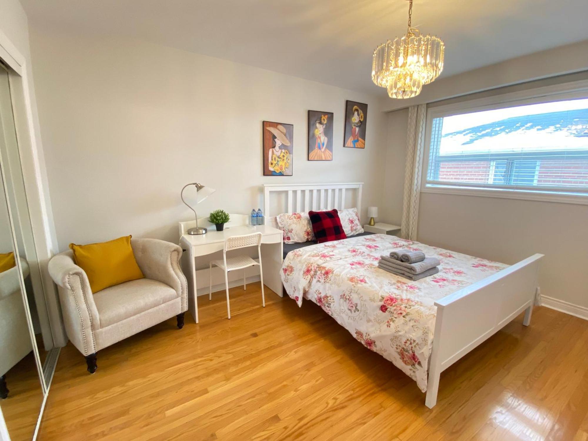 Отель Sunny House - Main Floor, Free Parking, In Торонто Экстерьер фото