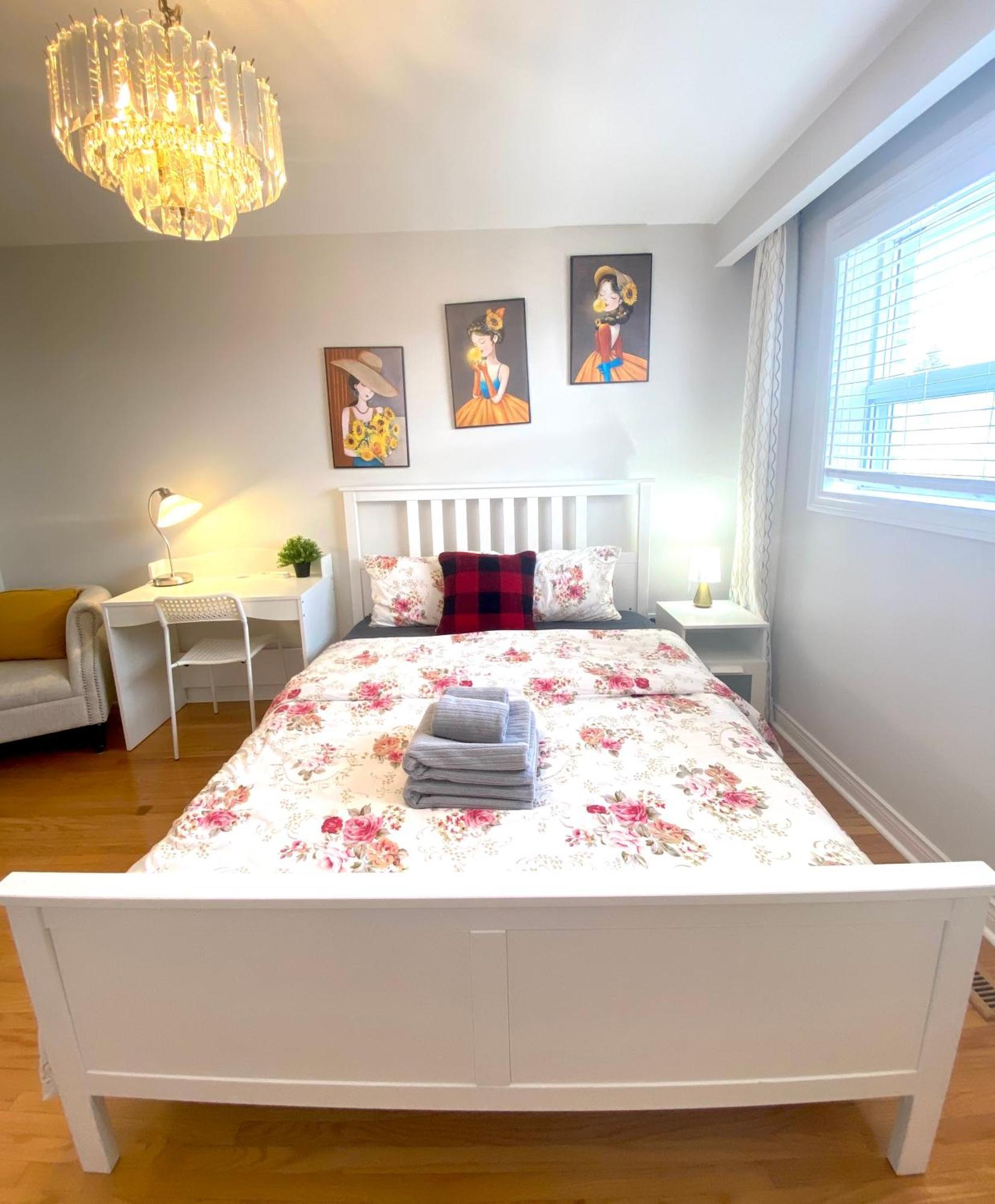 Отель Sunny House - Main Floor, Free Parking, In Торонто Экстерьер фото