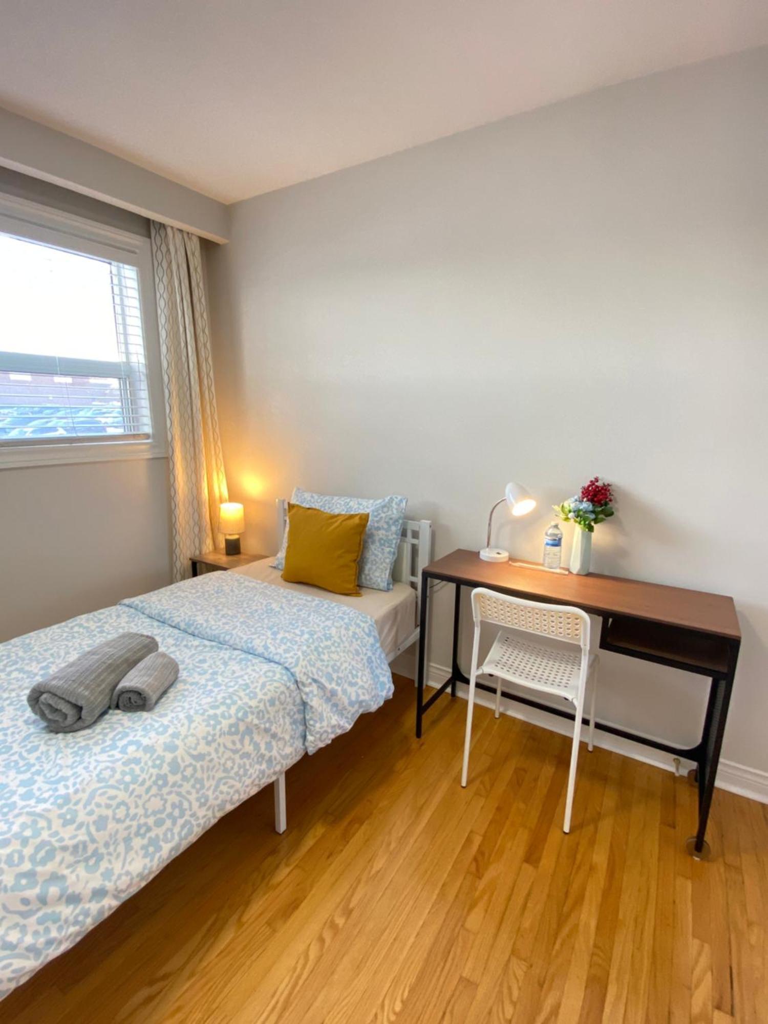 Отель Sunny House - Main Floor, Free Parking, In Торонто Экстерьер фото
