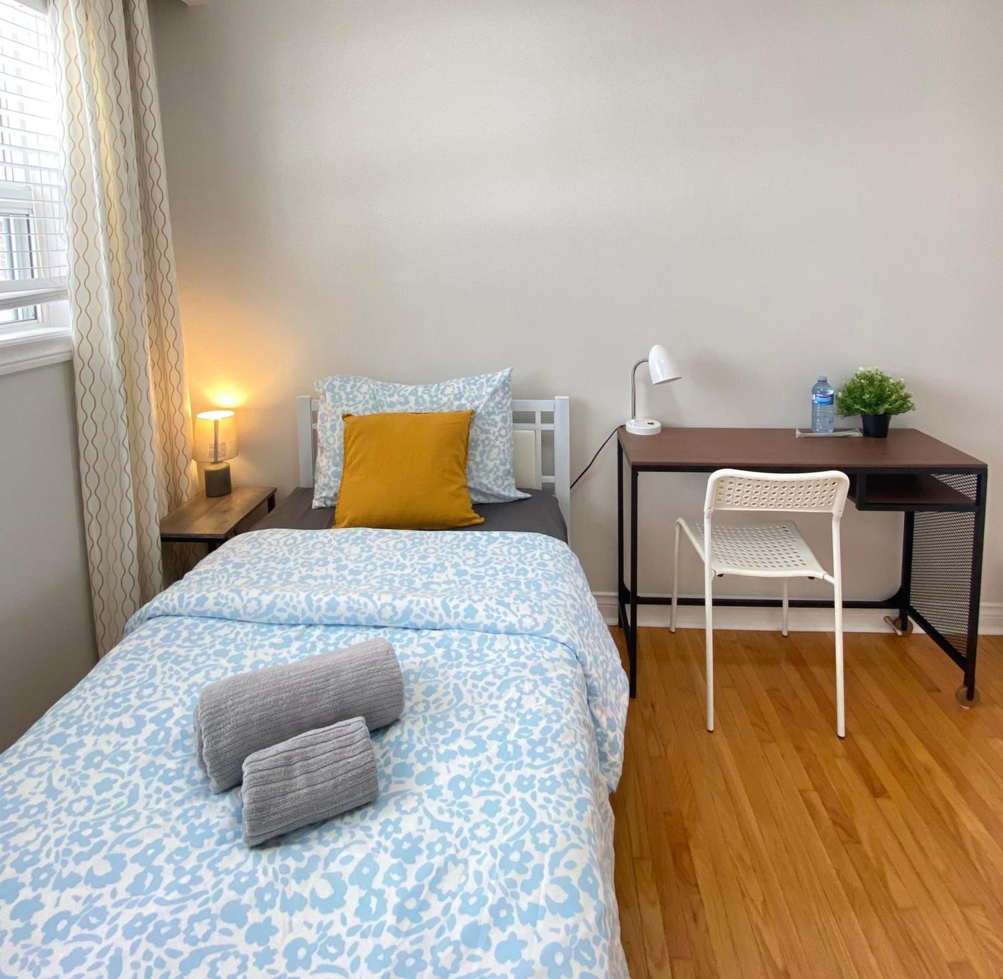 Отель Sunny House - Main Floor, Free Parking, In Торонто Экстерьер фото