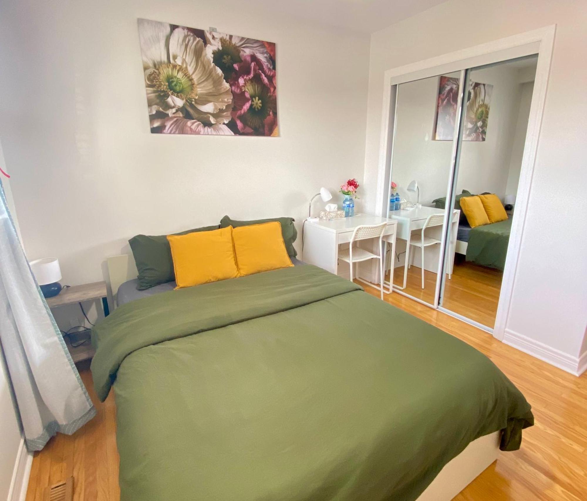 Отель Sunny House - Main Floor, Free Parking, In Торонто Номер фото
