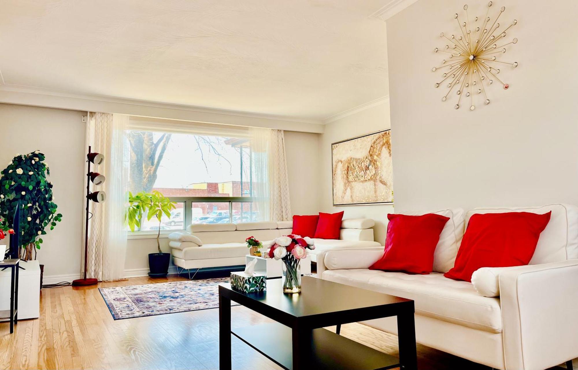 Отель Sunny House - Main Floor, Free Parking, In Торонто Экстерьер фото