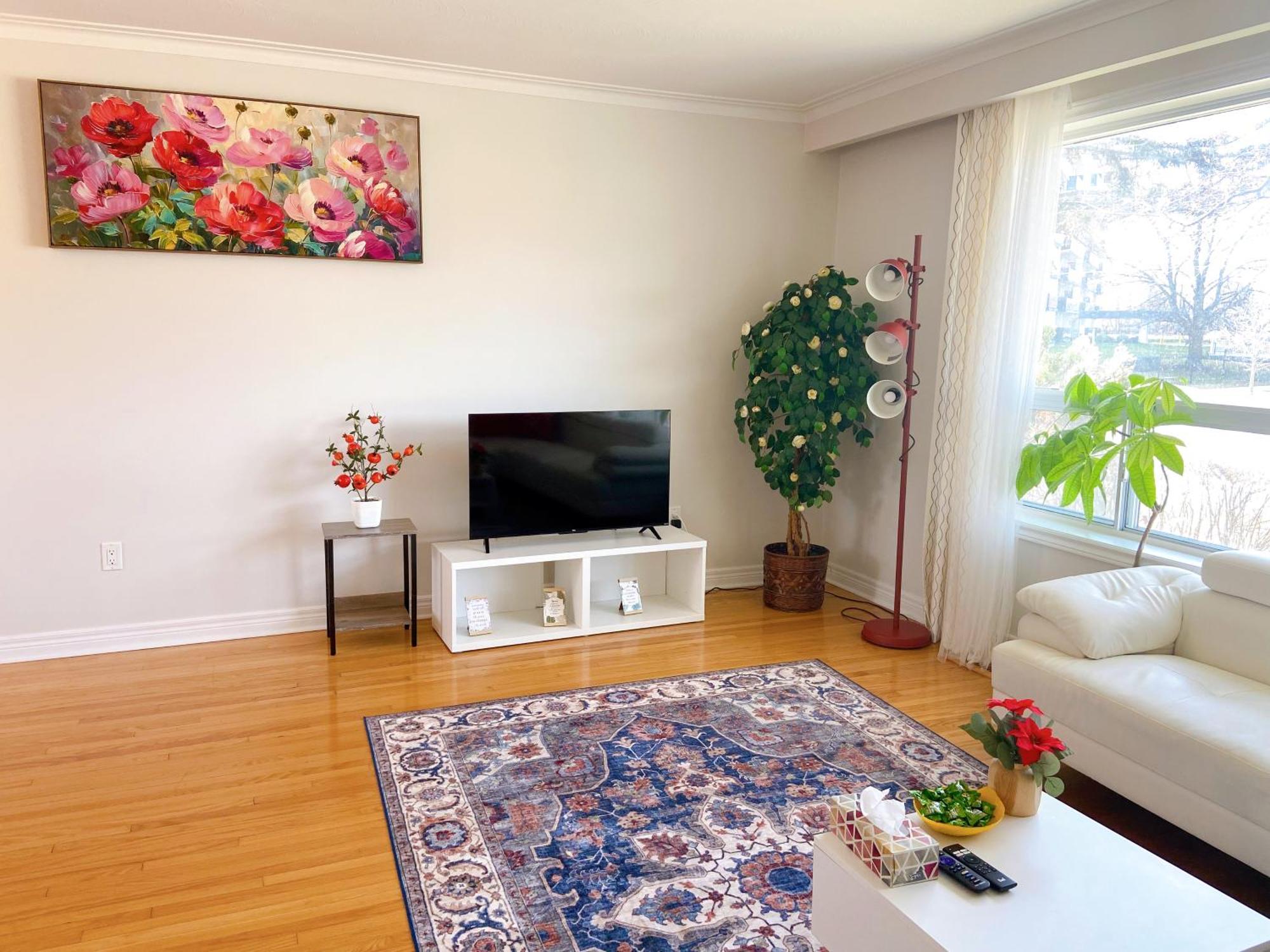 Отель Sunny House - Main Floor, Free Parking, In Торонто Экстерьер фото