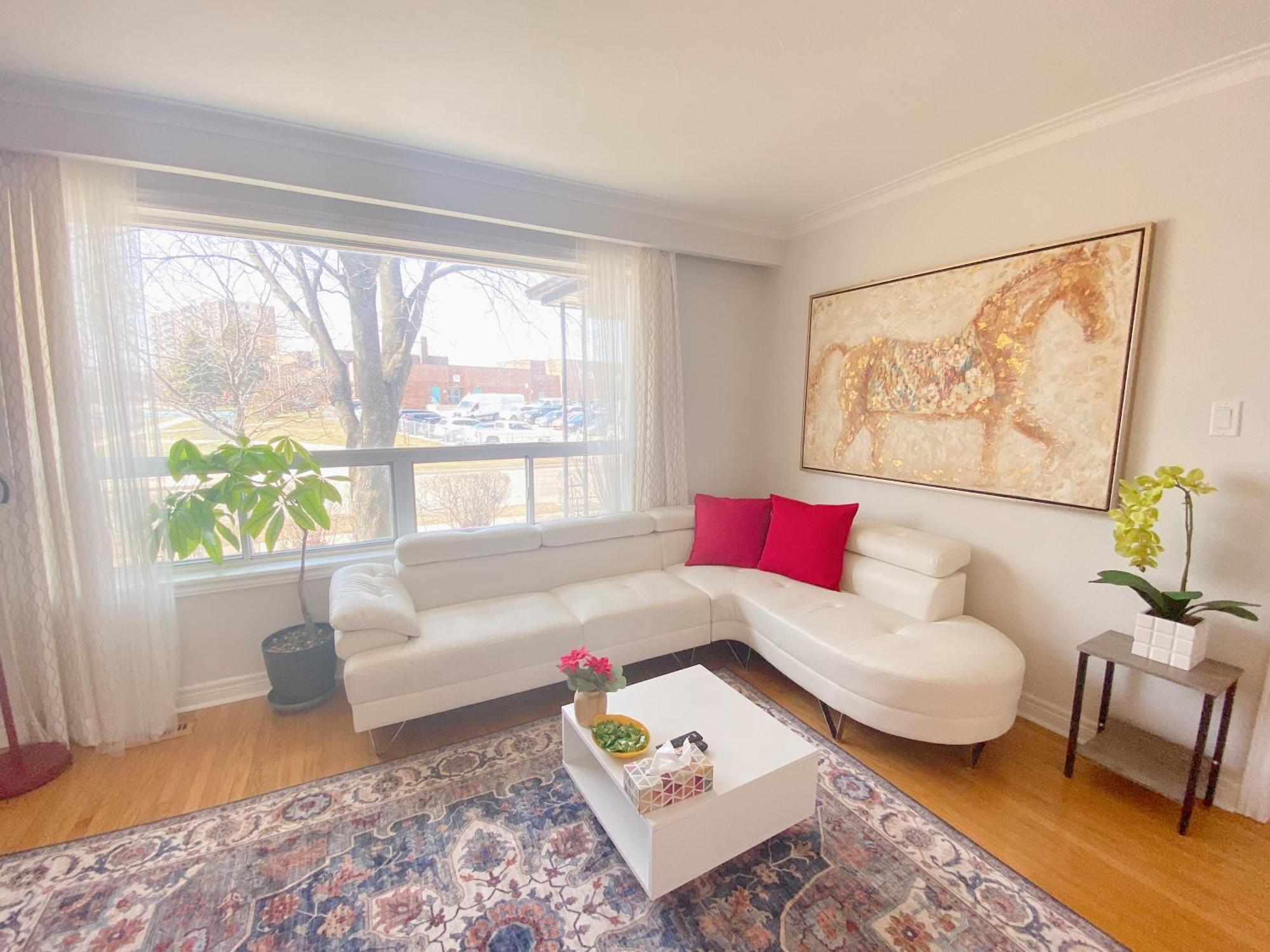 Отель Sunny House - Main Floor, Free Parking, In Торонто Экстерьер фото