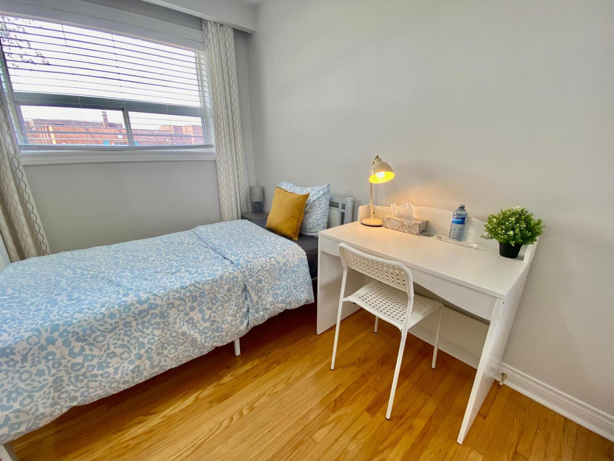 Отель Sunny House - Main Floor, Free Parking, In Торонто Экстерьер фото