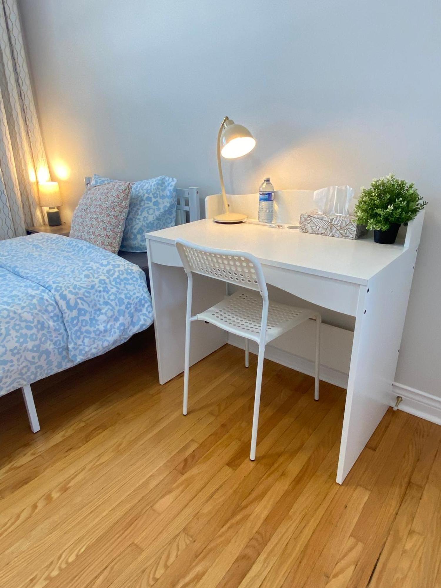 Отель Sunny House - Main Floor, Free Parking, In Торонто Номер фото